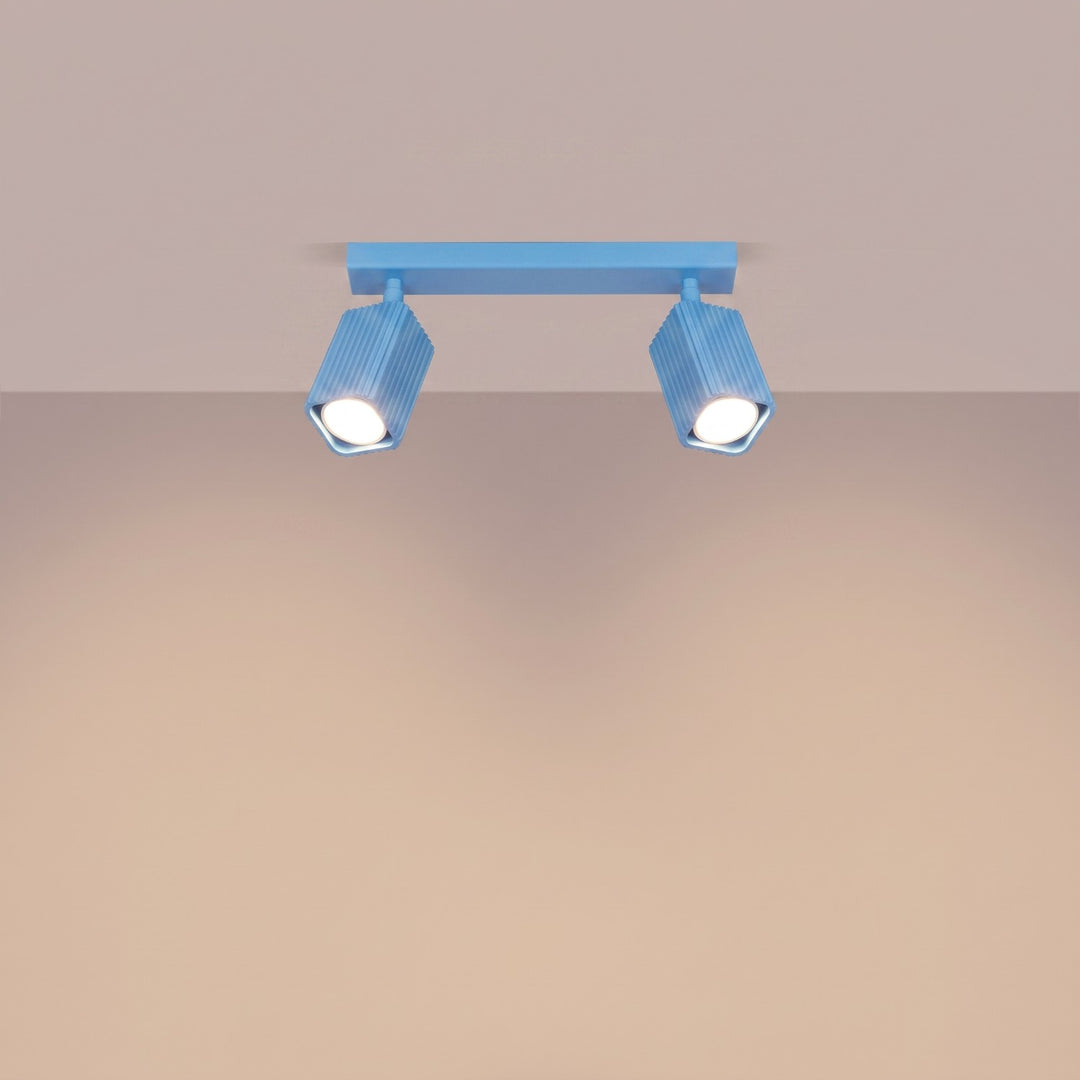Plafonnier Rayo bleu azur en rampe à spots orientables, allumé