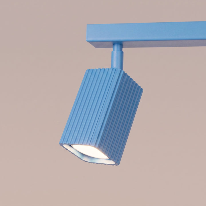 Plafonnier Rayo bleu azur en rampe à spots orientables, détail des cannelures