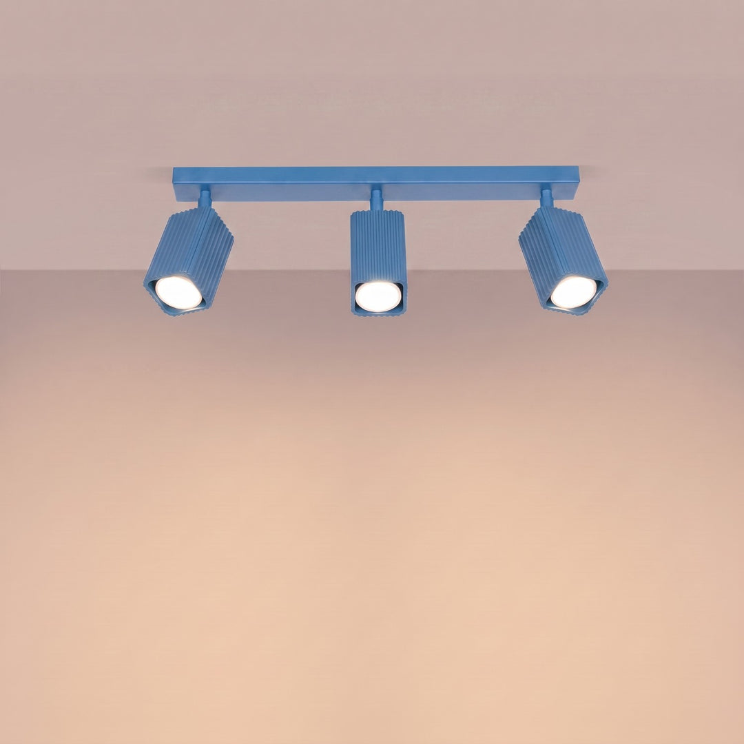 Plafonnier Rayo bleu azur en rampe à spots orientables, allumé