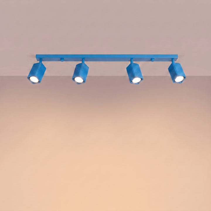 Plafonnier Rayo bleu azur en rampe à spots orientables, allumé