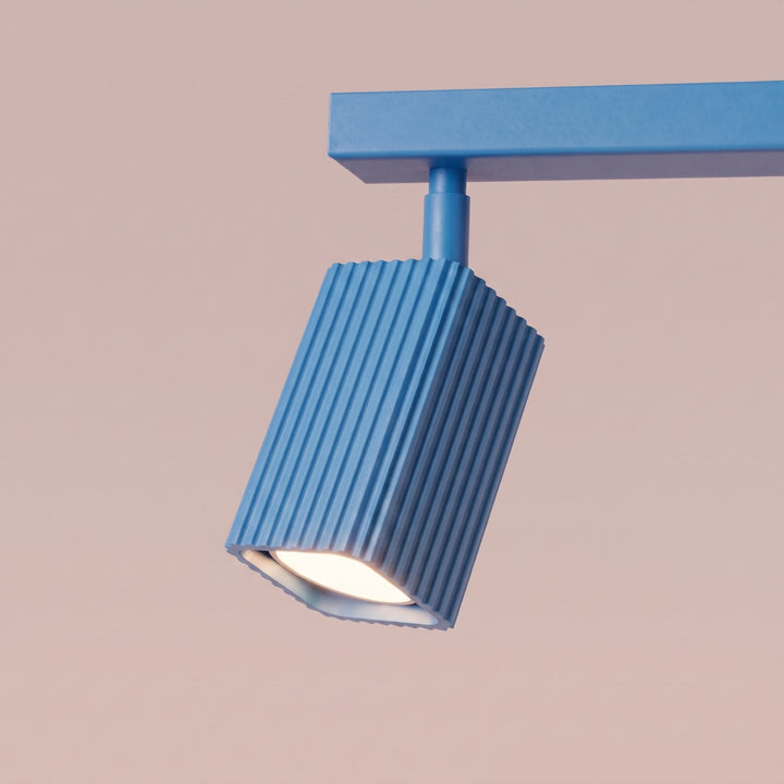 Plafonnier Rayo bleu azur en rampe à spots orientables, détail des cannelures