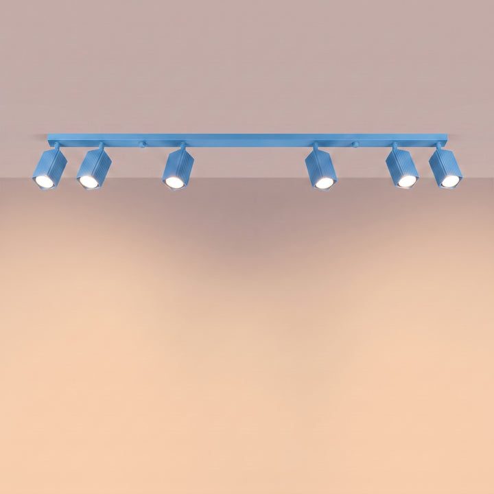 Plafonnier Rayo bleu azur en rampe à spots orientables, allumé