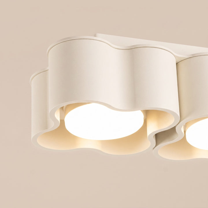 Plafonnier Ovio beige en aluminium, détail du contour ondulé