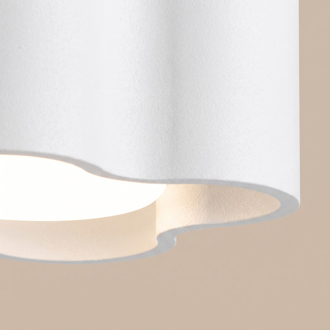 Plafonnier Ovio blanc en aluminium, détail du contour ondulé