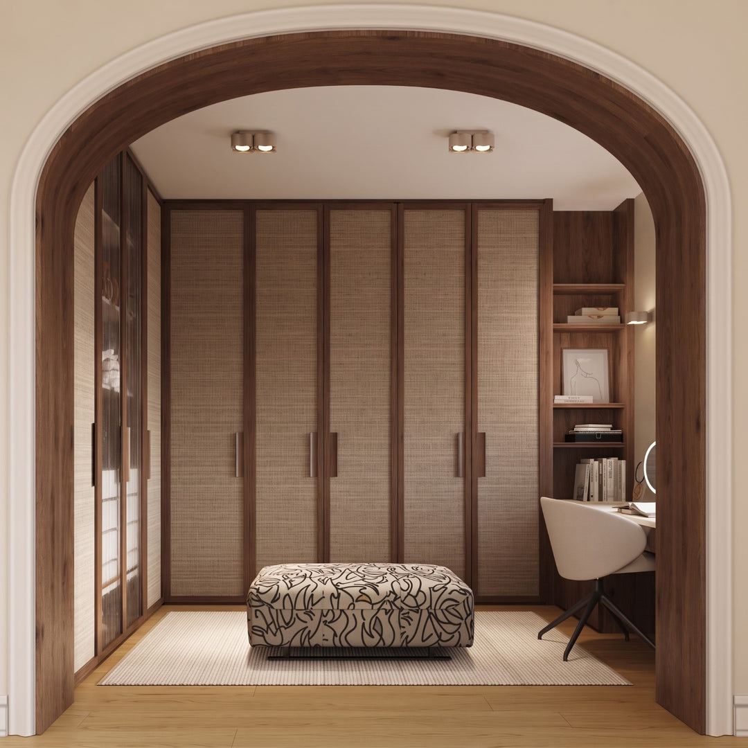 Plafonnier Ovio taupe en aluminium au plafond d'un dressing