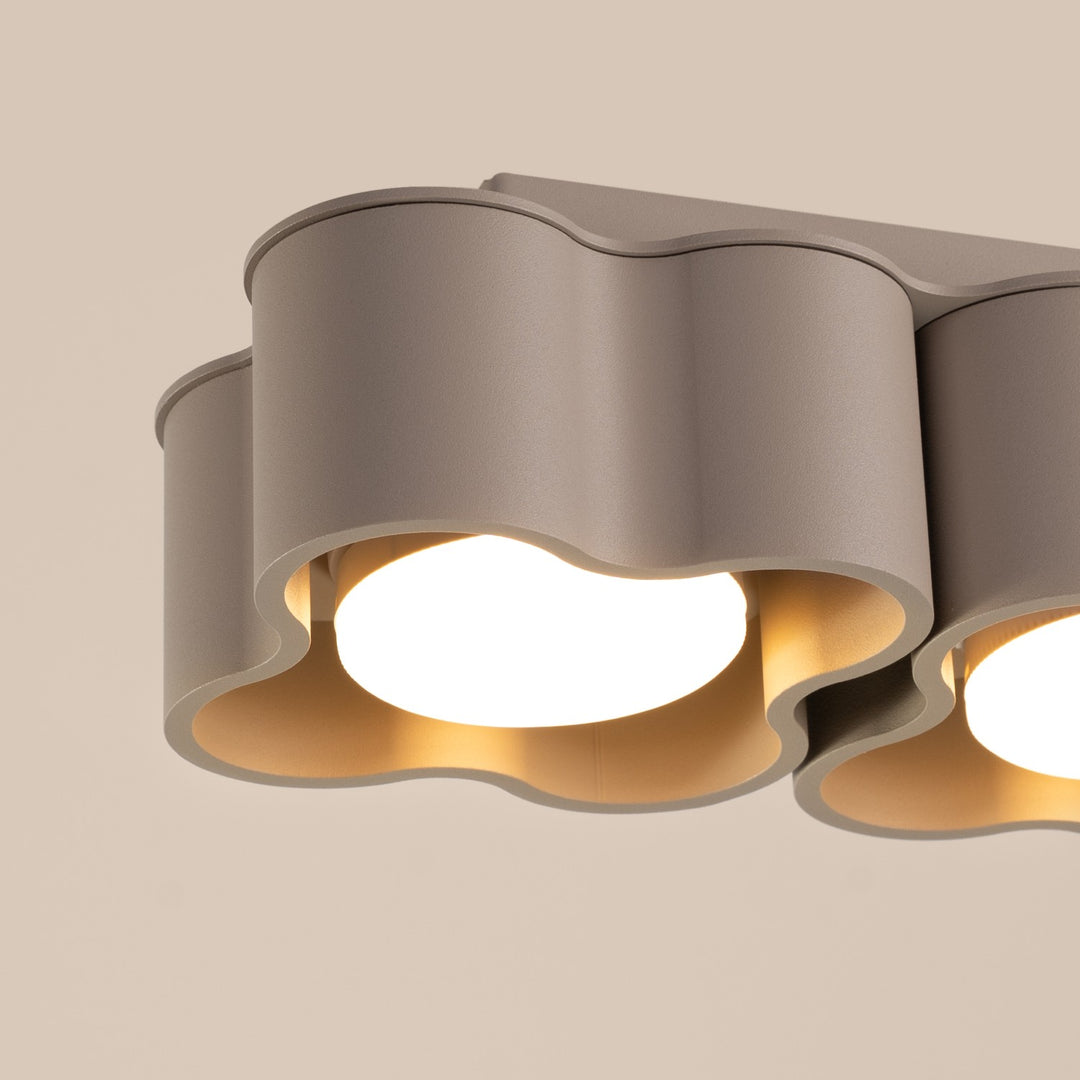 Plafonnier Ovio taupe en aluminium, détail du contour ondulé