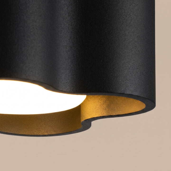 Plafonnier Ovio noir en aluminium, détail du contour ondulé