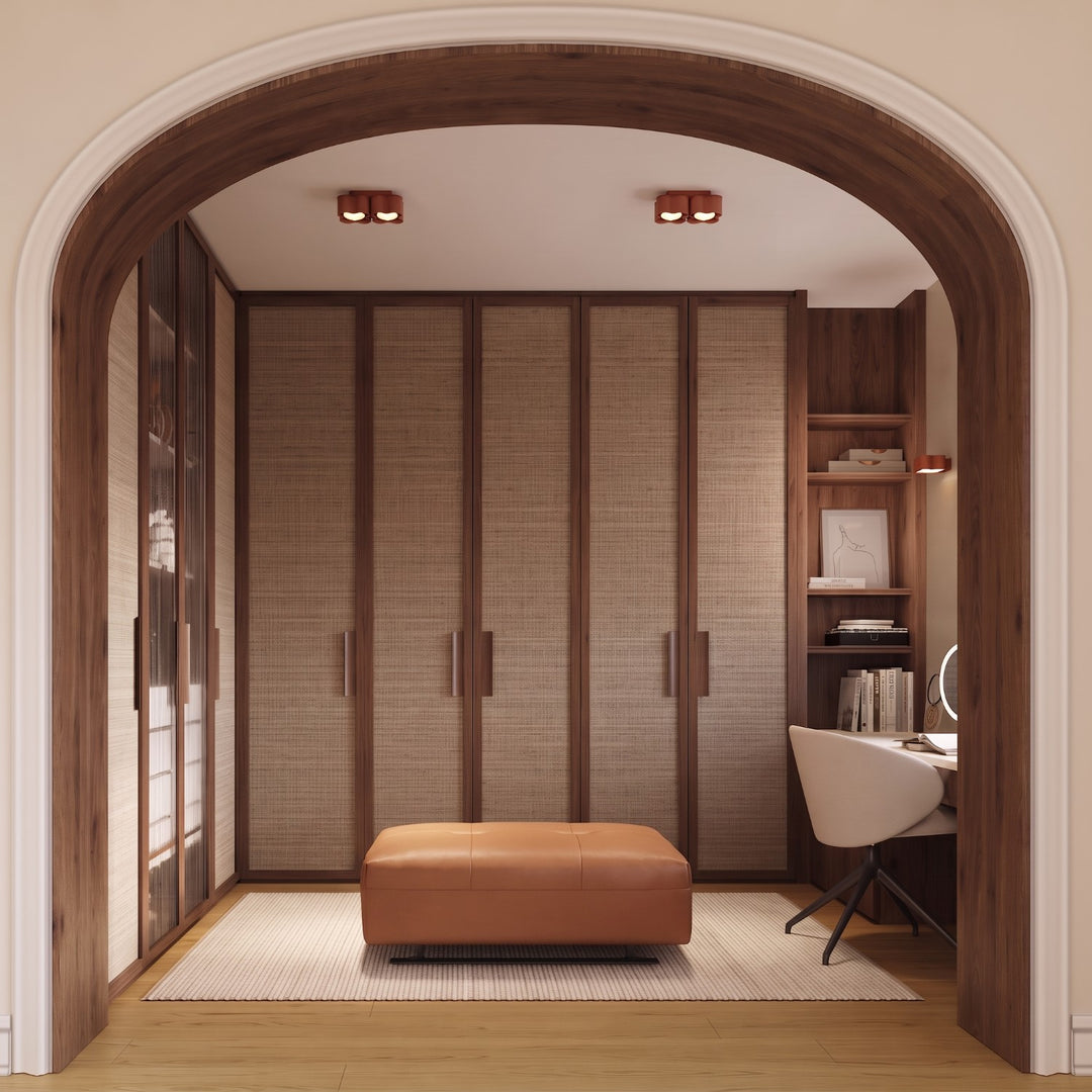 Plafonnier Ovio ocre rouge en aluminium au plafond d'un dressing