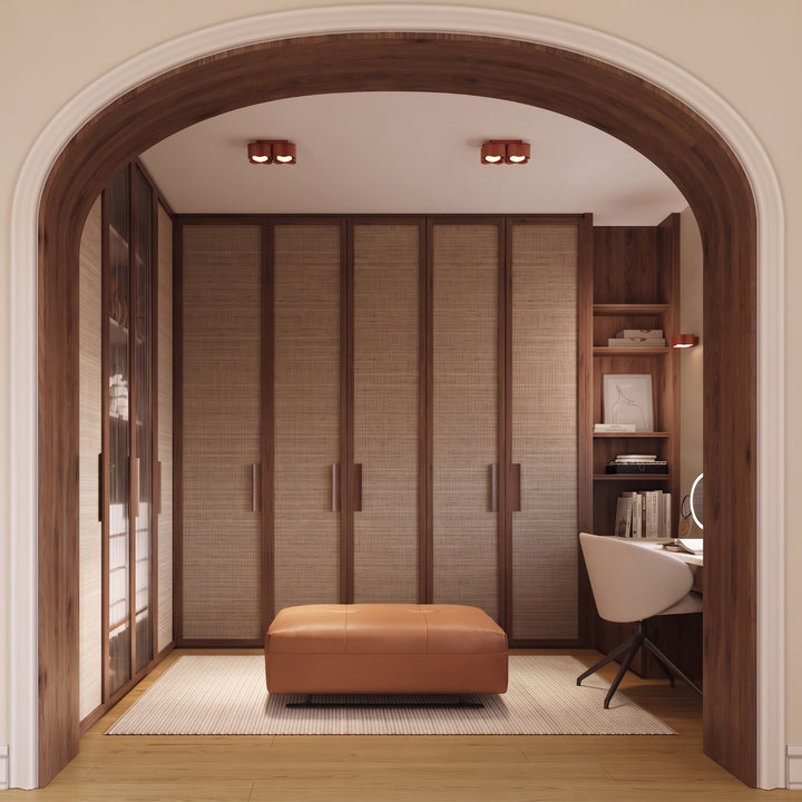 Plafonnier Ovio ocre rouge en aluminium au plafond d'un dressing