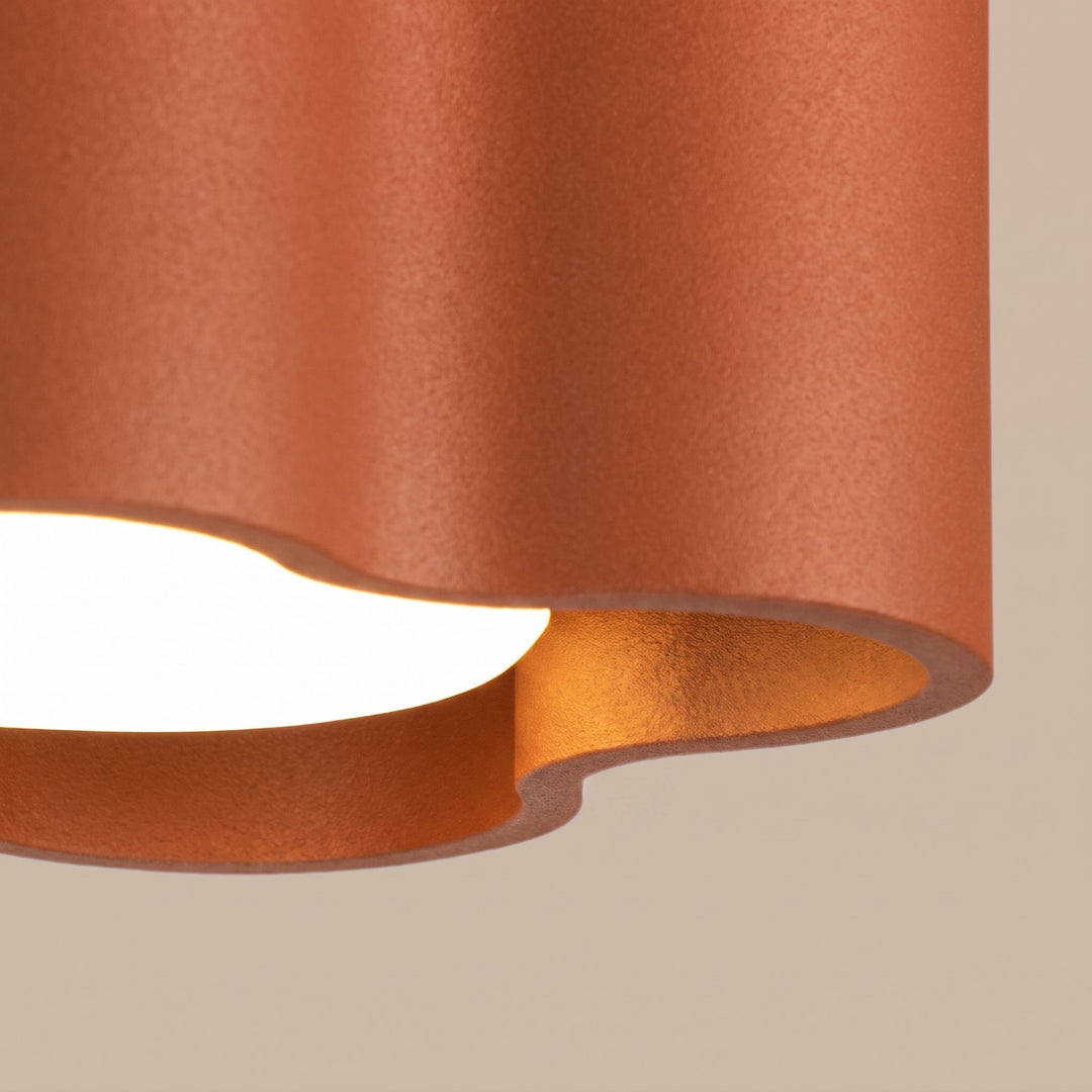 Plafonnier Ovio ocre rouge en aluminium, détail du contour ondulé