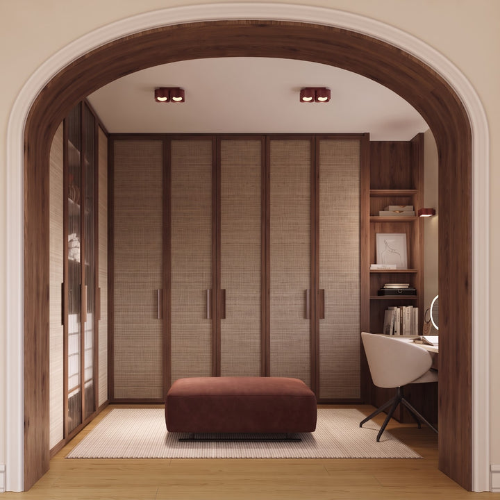 Plafonnier Ovio bordeaux en aluminium au plafond d'un dressing
