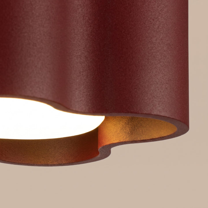 Plafonnier Ovio bordeaux en aluminium, détail du contour ondulé