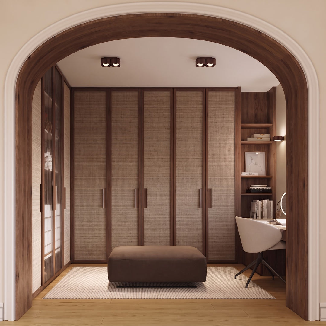 Plafonnier Ovio marron en aluminium au plafond d'un dressing