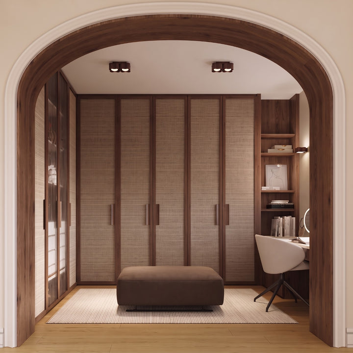Plafonnier Ovio marron en aluminium au plafond d'un dressing