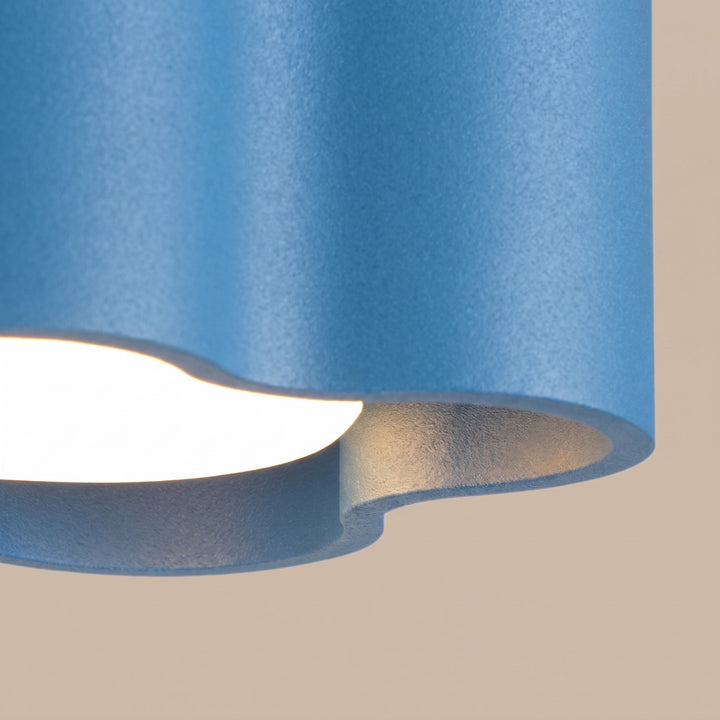 Plafonnier Ovio bleu azur en aluminium, détail du contour ondulé