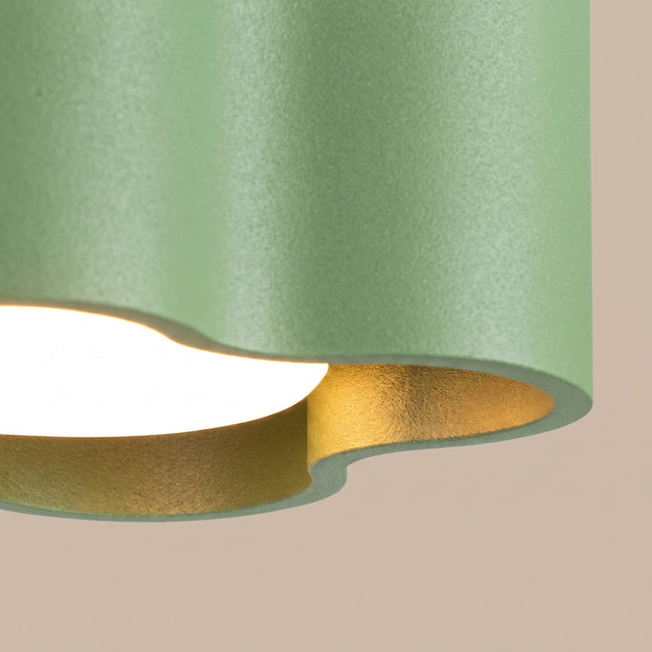Plafonnier Ovio sauge en aluminium, détail du contour ondulé