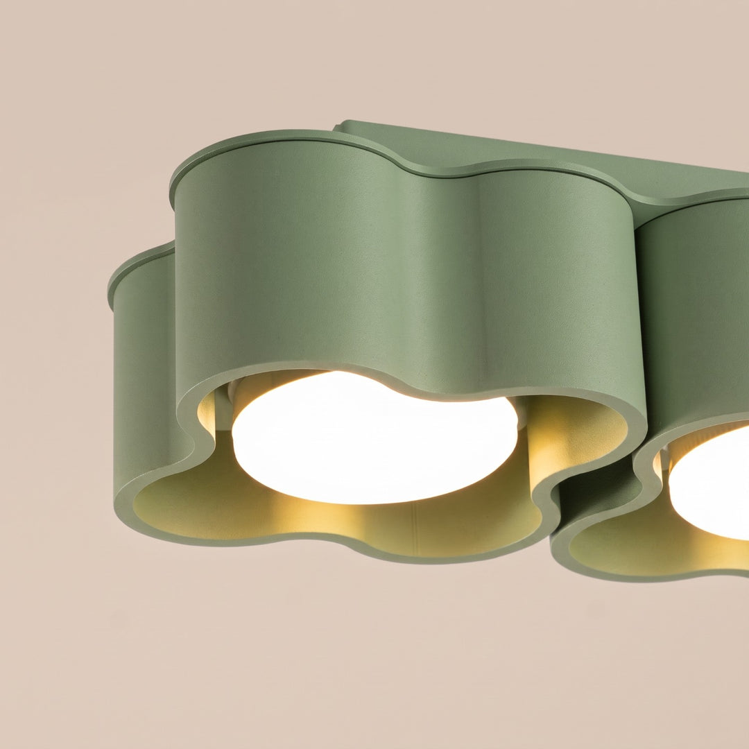 Plafonnier Ovio sauge en aluminium, détail du contour ondulé