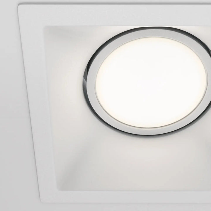 Spot encastrable dot carré blanc avec cône profond et trim circulaire chrome pour un éclairage encastré design