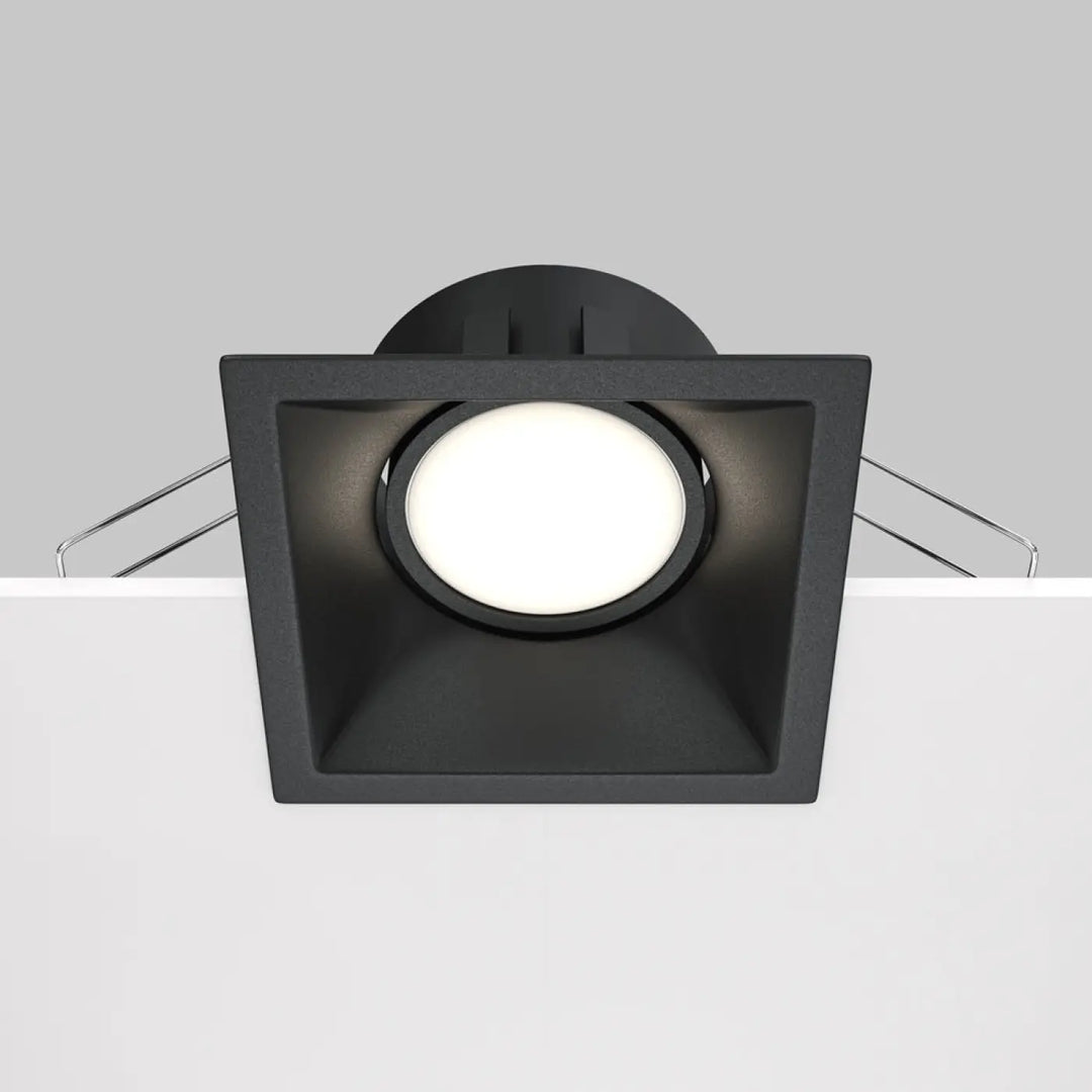 Spot encastrable dot carré noir avec led blanche circulaire et cône profond pour un éclairage moderne
