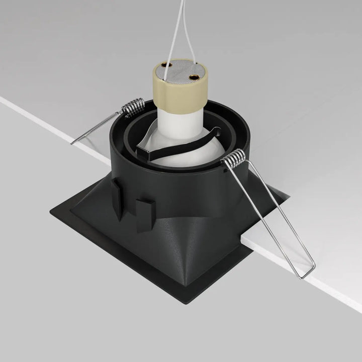 Spot encastrable dot carré avec tête de lampe beige et blanche cône profond pour éclairage intérieur design