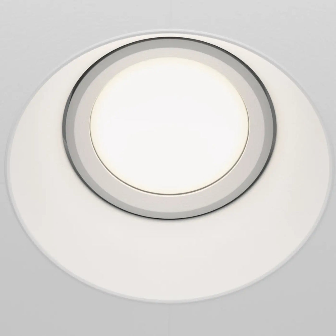 Spot encastrable dot avec design circulaire blanc et anneau métallique argenté autour du centre lumineux moderne
