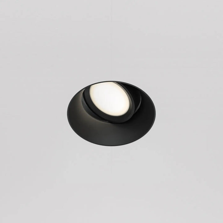Spot encastrable dot noir avec design moderne et ampoule circulaire blanche éclairée pour un éclairage élégant
