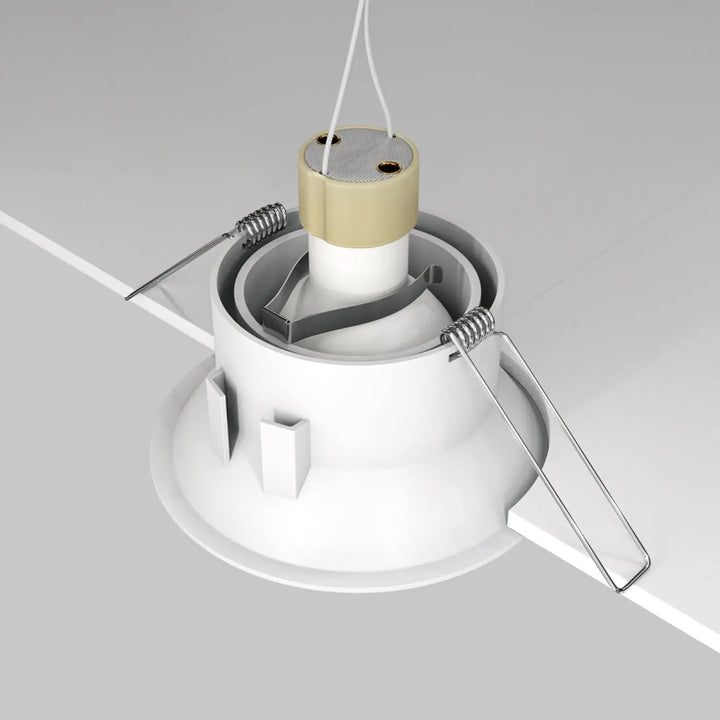 Spot encastrable dot rond avec partie supérieure métallique beige et argentée et corps blanc encastré au plafond