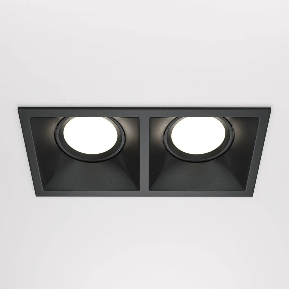 Spot encastrable dot double noir avec deux ampoules led circulaires intégré dans un plafond encastré