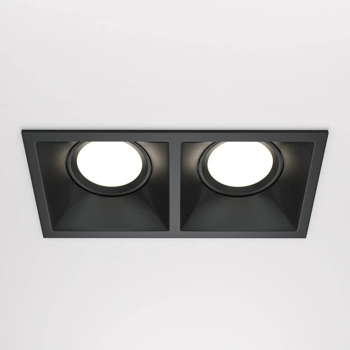Spot encastrable dot double noir avec deux ampoules led circulaires intégré dans un plafond encastré