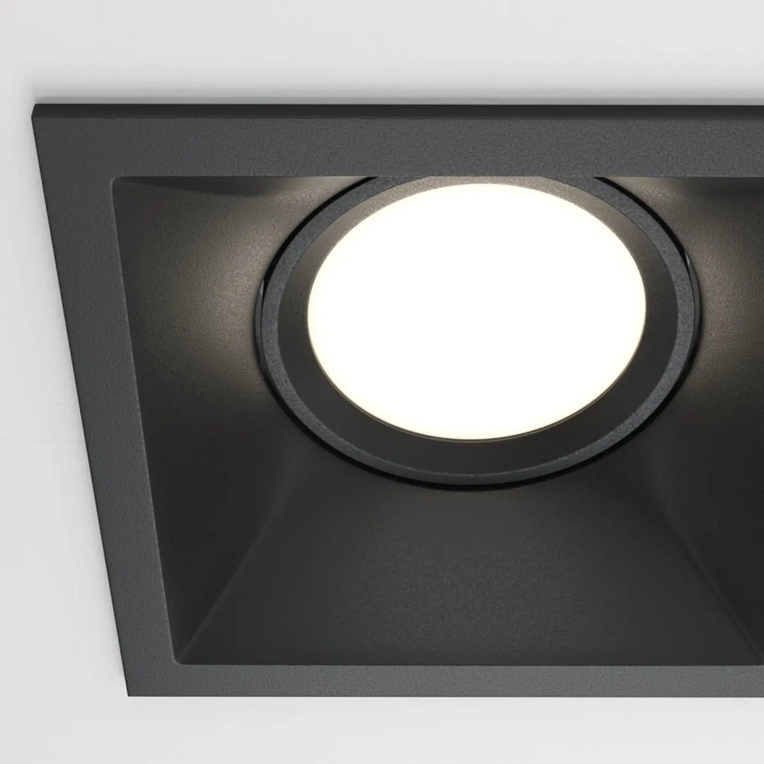 Spot encastrable double noir avec centre circulaire blanc éclairé pour un éclairage moderne et discret