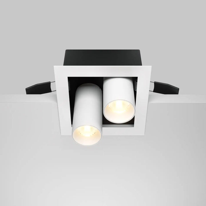 Spot magnum double est un spot encastrable carré blanc avec deux ampoules cylindriques et bras de fixation noirs