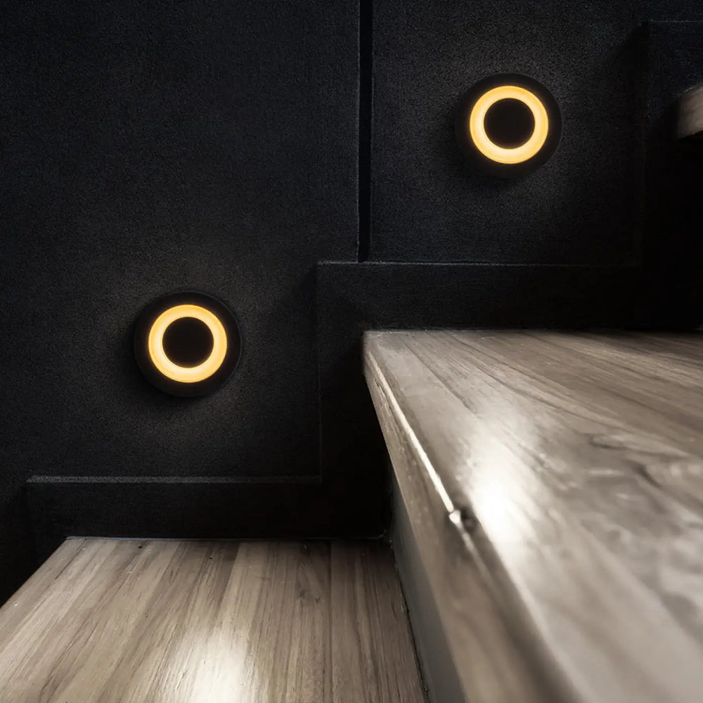 Deux spots encastrables limo led indice ip65 à lumière chaude intégrés dans des panneaux muraux texturés foncés