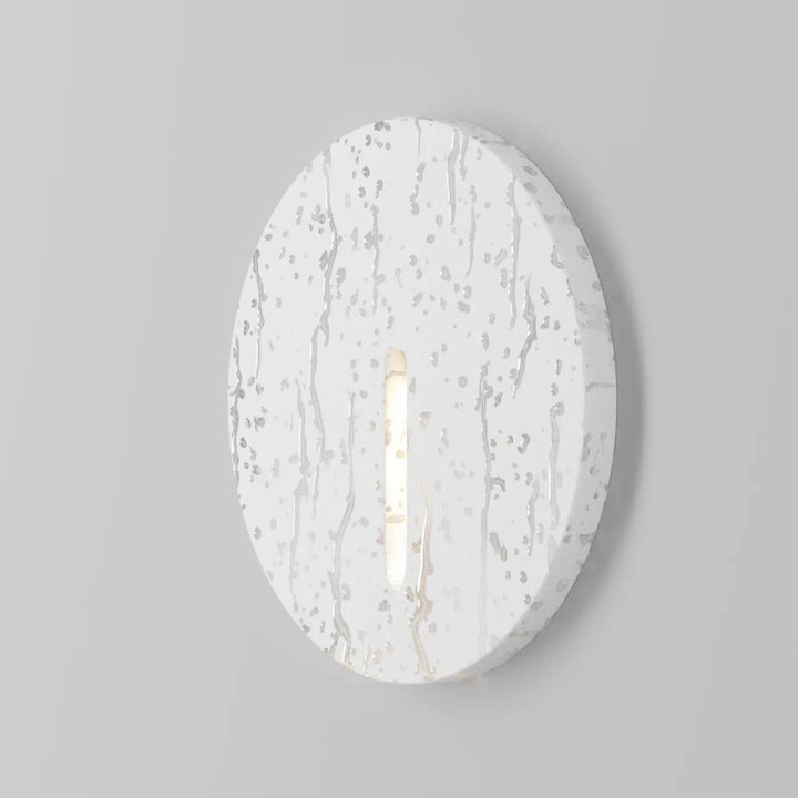 Balise ronde luminaire extérieur blanc ovale avec spot encastrable lock led central à surface texturée et tachetée