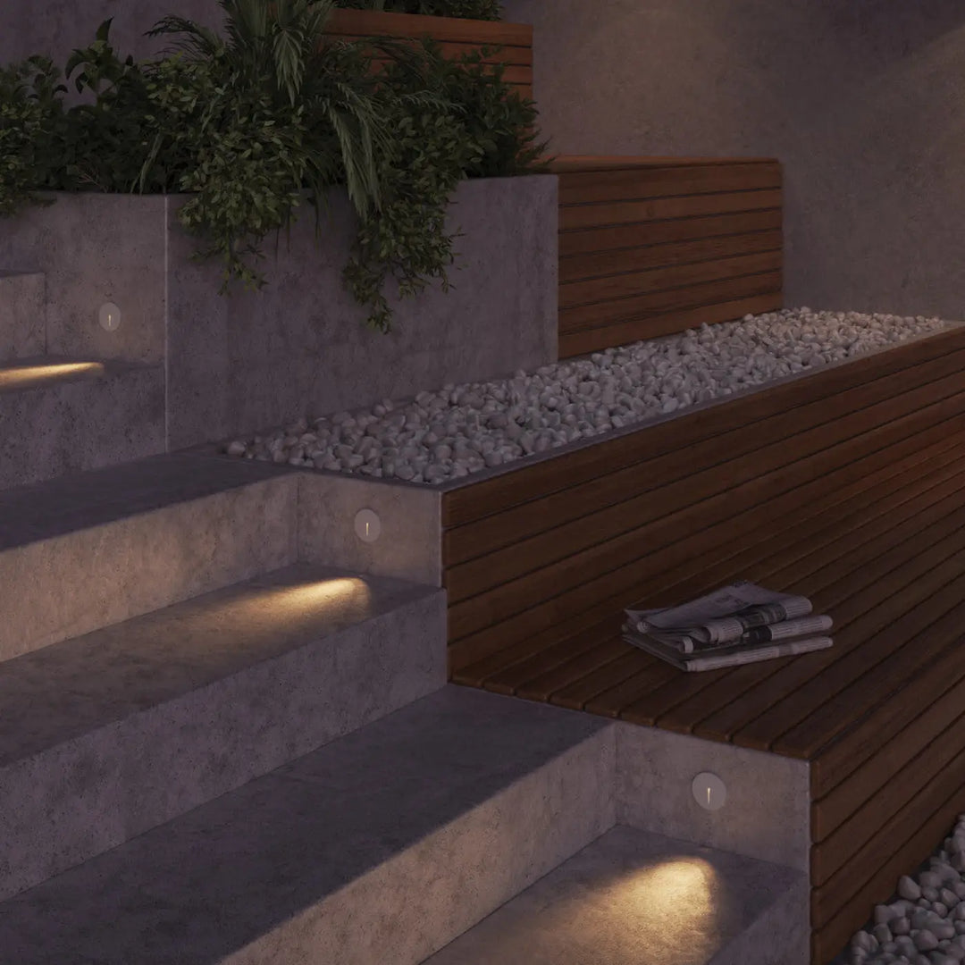 Balise ronde spot encastrable lock led intégrée sur escalier extérieur moderne en béton et bois avec éclairage chaleureux