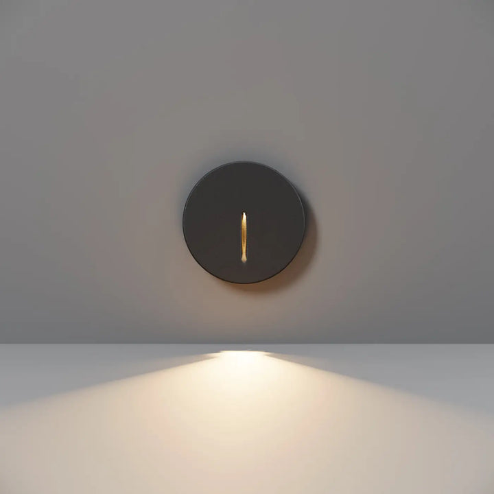 Balise ronde encastrable lock led noire circulaire avec accent doré émettant une lumière chaude pour extérieur