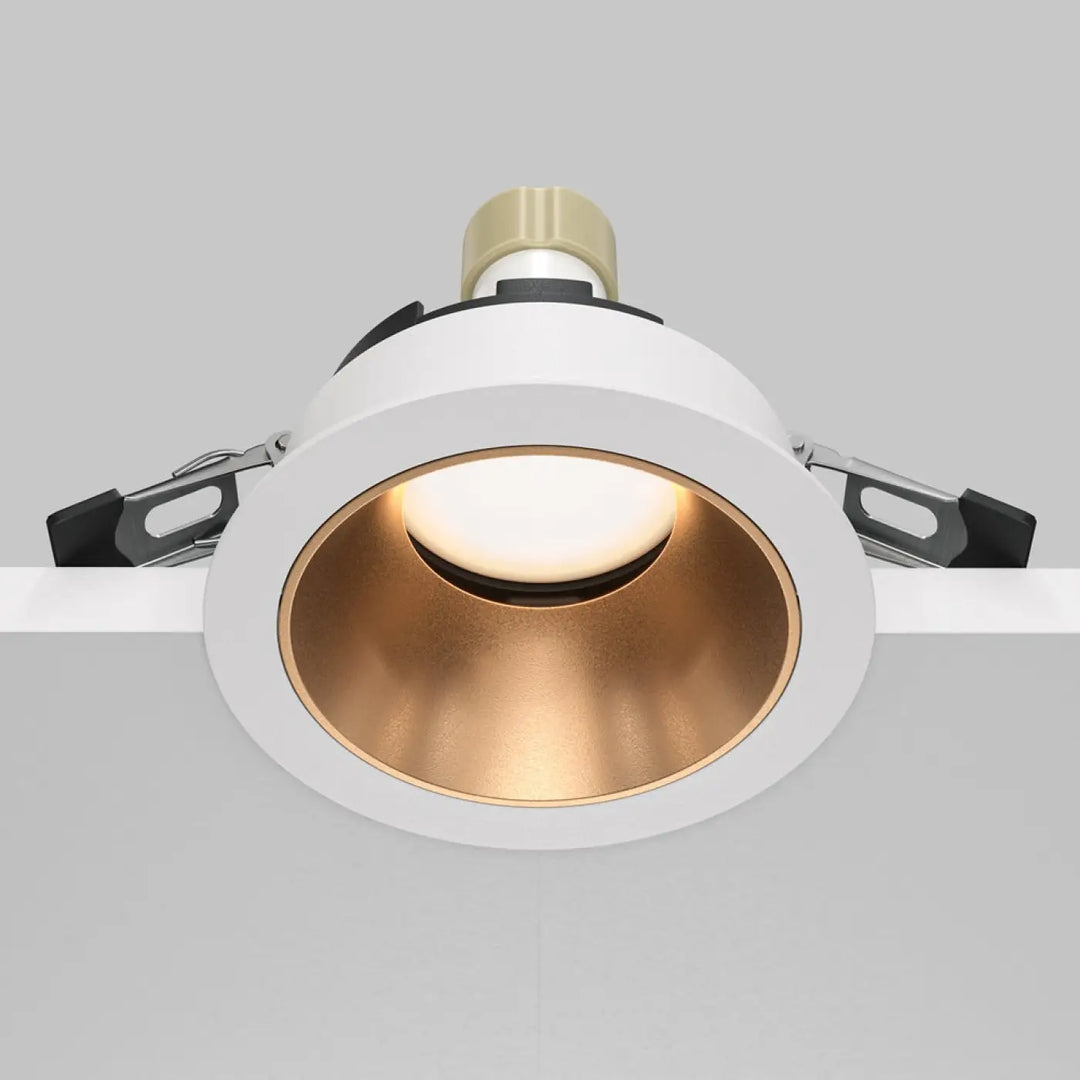 Spot encastré blanc et or avec enjoliveur noir et culot gu10 au design moderne et épuré recessed ceiling light