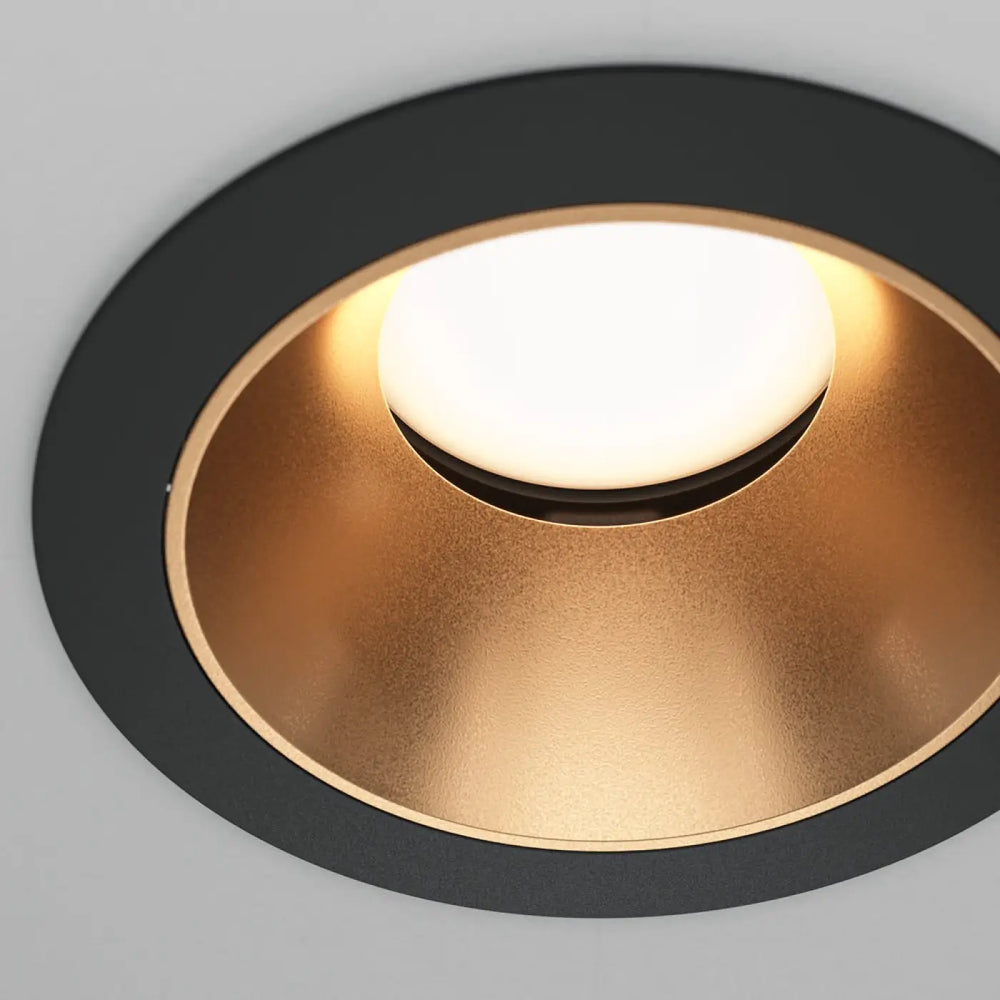 Spot encastré share avec enjoliveur noir mat et réflecteur en or brossé pour culot gu10 à led blanche éclairement