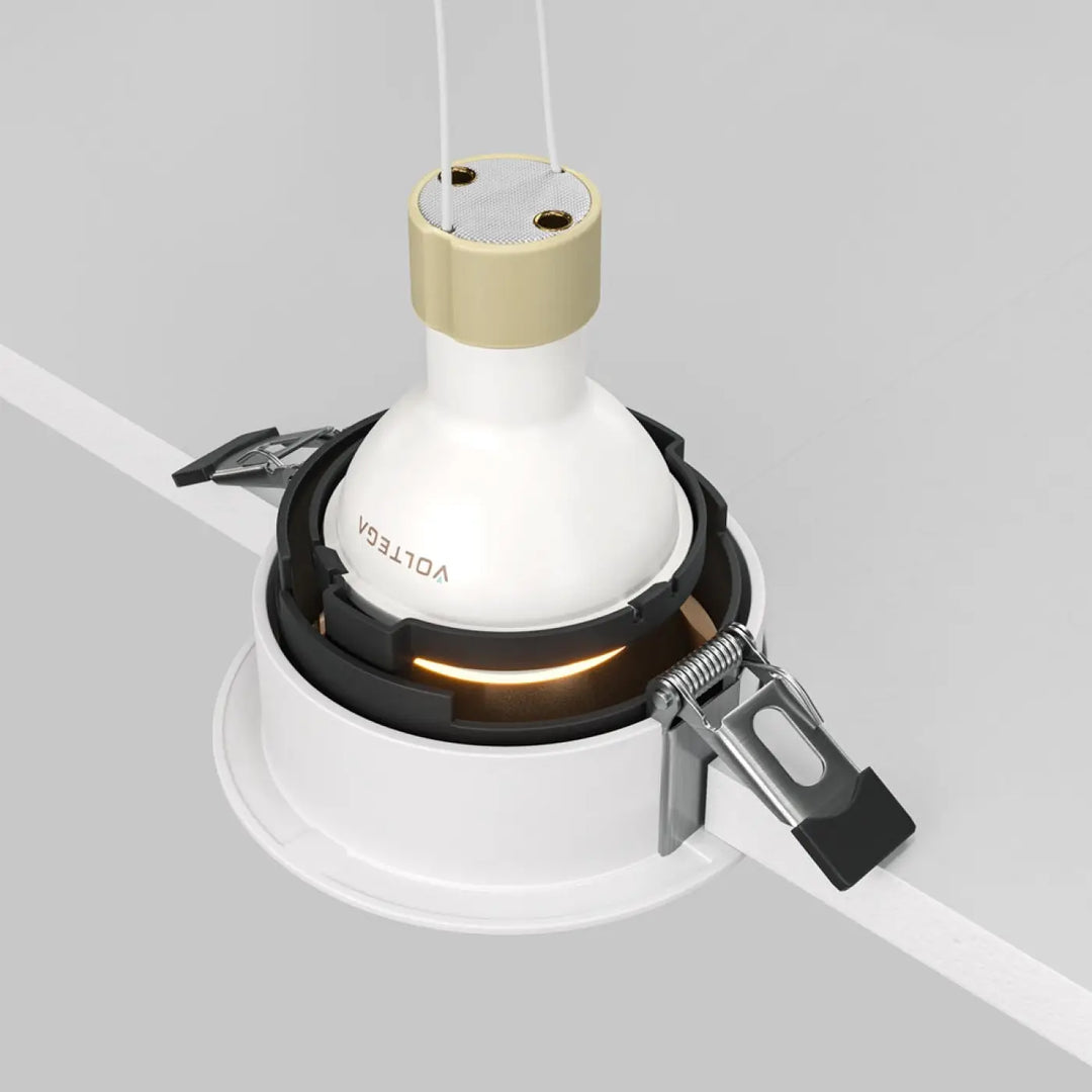 Spot encastré blanc et or avec enjoliveur noir et culot gu10 intégré à design moderne et enceinte intégrée