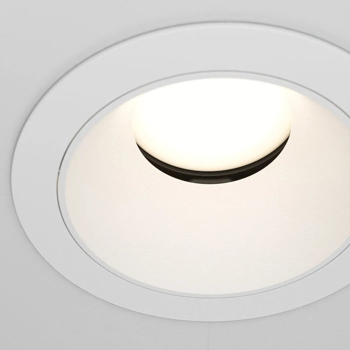 Spot encastré blanc avec enjoliveur noir et culot gu10, design circulaire et lumière diffuse douce pour plafond