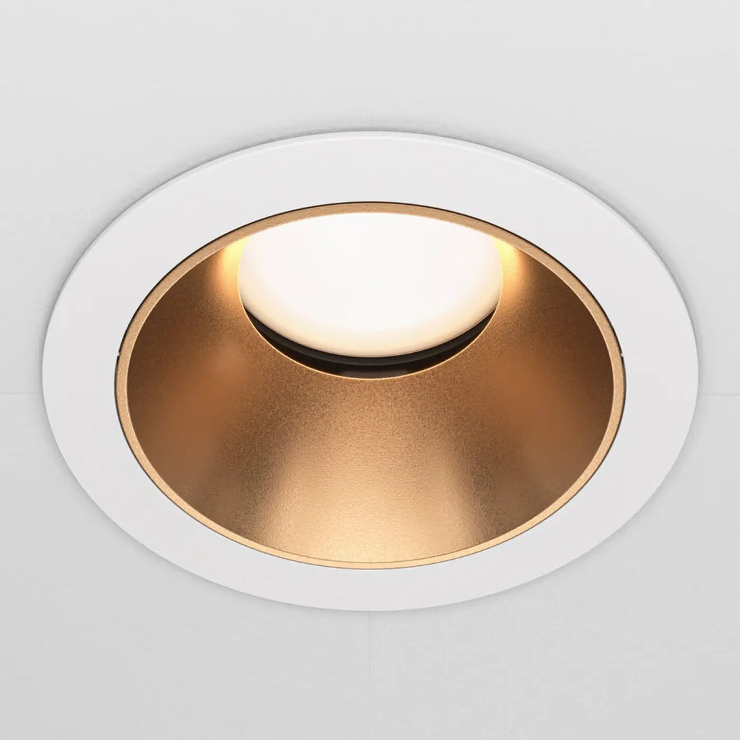 Spot encastré blanc et or avec enjoliveur noir et culot gu10 au design moderne et élégant