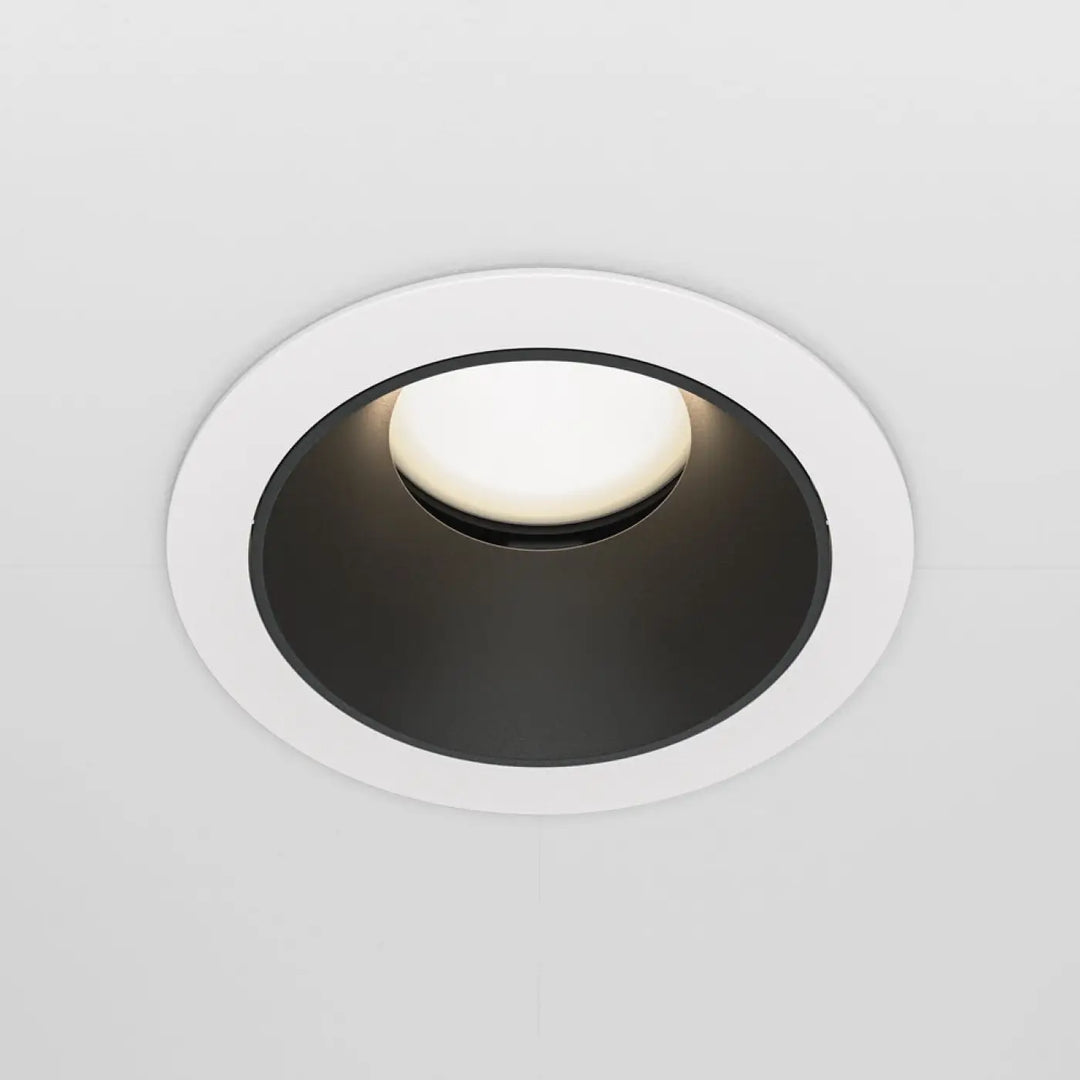 Spot encastré blanc et noir avec enjoliveur noir et culot gu10 au design moderne pour éclairage intérieur