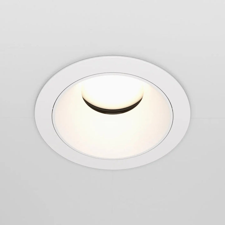 Spot encastré blanc avec enjoliveur noir circulaire et illumination douce culot gu10 pour plafond recessé
