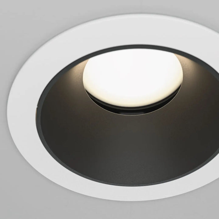 Spot encastré with sleek white outer ring, black inner cone enjoliveur noir, and illuminated culot gu10 bulb