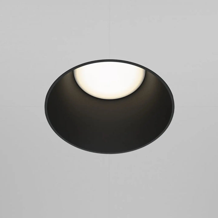 Spot encastré share noir avec lumière centrale blanche chaude pour un éclairage moderne et élégant