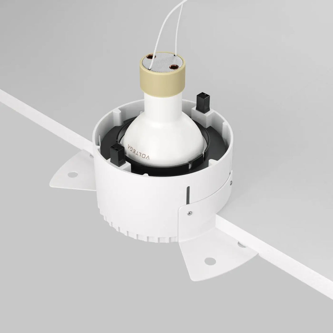 Spot encastré share led blanc et or au plafond avec design moderne et élégant pour un éclairage contemporain