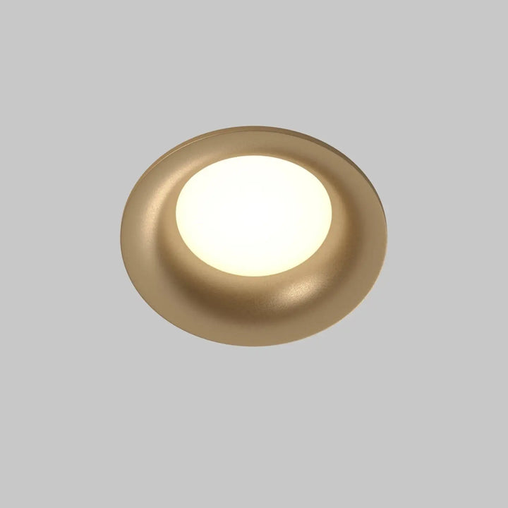 Spot encastré rond discret avec finition or chaud et éclairage général blanc doux pour un intérieur élégant