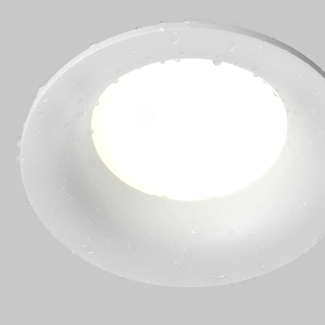 Spot encastré blanc rond discret avec diffuseur en verre dépoli pour éclairage général au plafond
