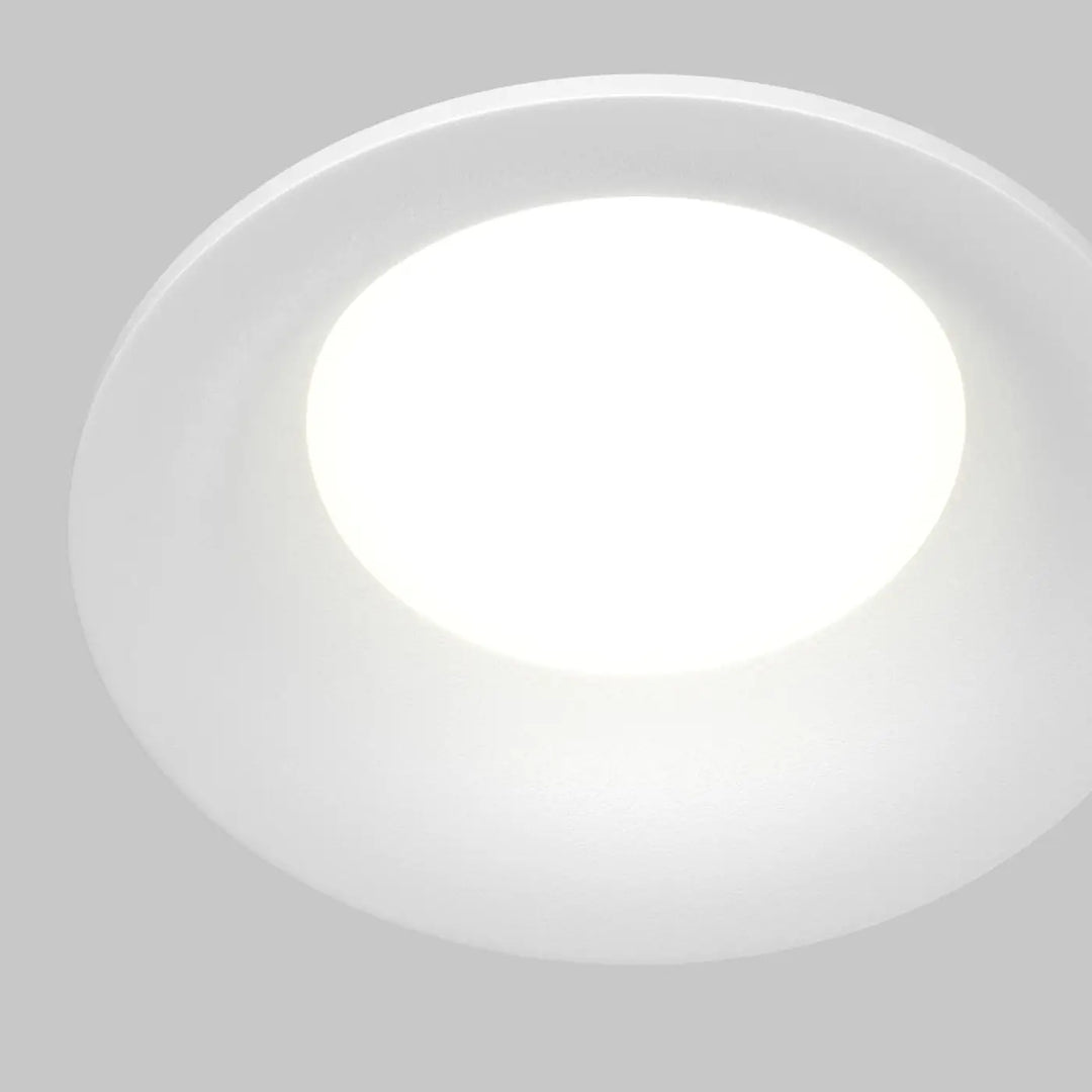 Spot encastré rond discret blanc avec design lisse moderne pour éclairage général en plafond
