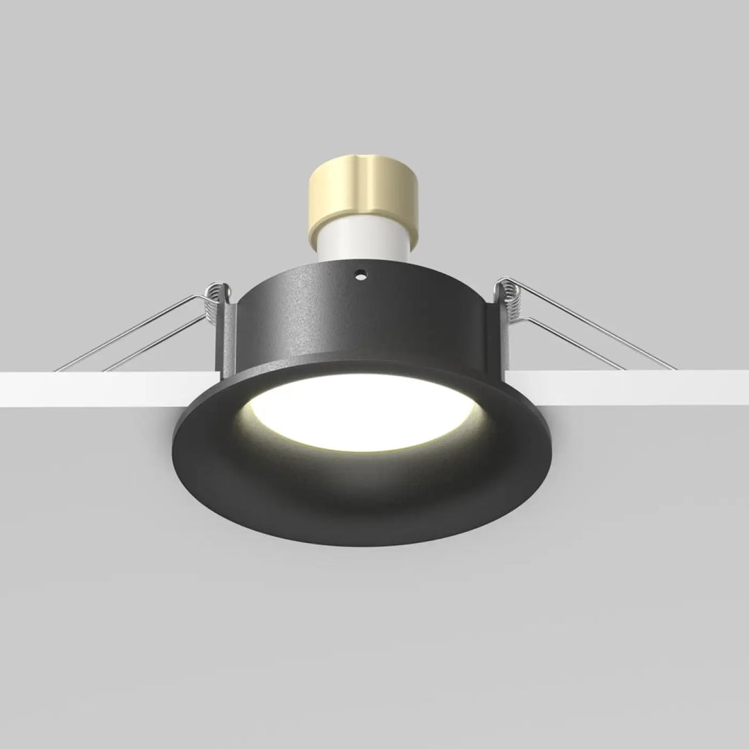 Spot encastré rond discret noir avec capuchon doré pour éclairage général moderne et élégant