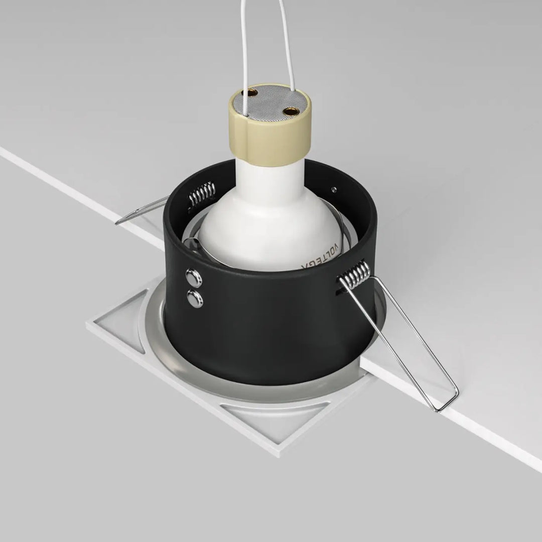 Spot encastré zoom carré étanche en acier noir avec capuchon supérieur en maille beige pour éclairage plafond